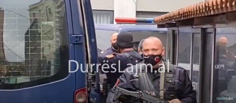 VIDEO/ Mbërrijnë në gjykatë dy të arrestuarit për kokainën e kapur në portin e Durrësit