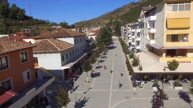 Dhunohet anëtari i LSI në Poliçan, akuzon vëllain dhe nipin e kryebashkiakut socialist