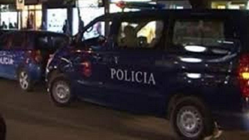 E rëndë, 60-vjeçari i jep fund jetës me çifte brenda banesës