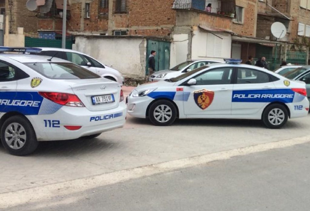 Përleshje me thika, plagoset adoleshenti, dy të tjerë shoqërohen në komisariat