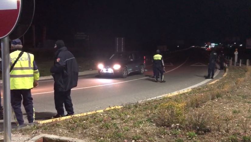 Shoferi hap krahun për të pirë një cigare, grabitësit i vjedhin makinën