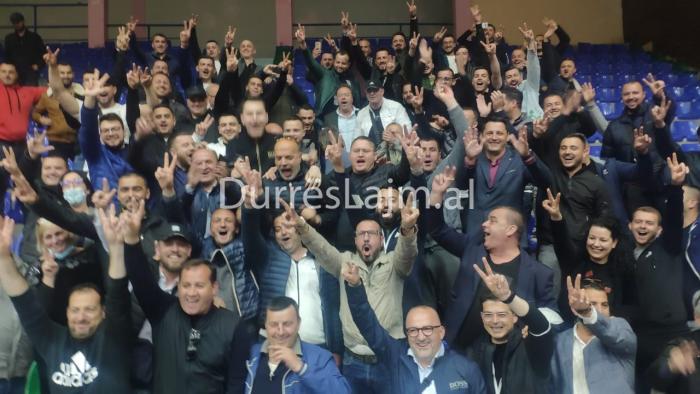 FOTOLAJM/ PS-ja e Durrësit feston fitoren me dy gishtat lart