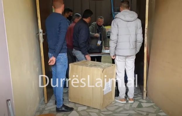 Durrës, nis shpërndarja e materialeve zgjedhore në qendrat e votimit (VIDEO)