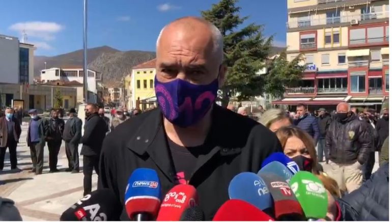 Viktima nga vaksinimi? Rama: Këngë e përditshme nga Saliu prej të cilit Luli varet kokë e këmbë