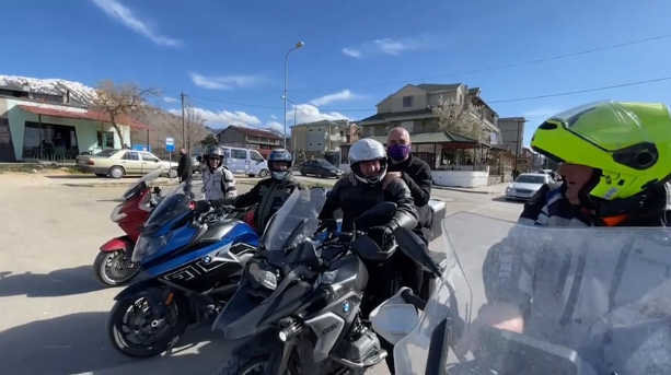 Rama i hipën motorit dhe bën një xhiro (VIDEO)