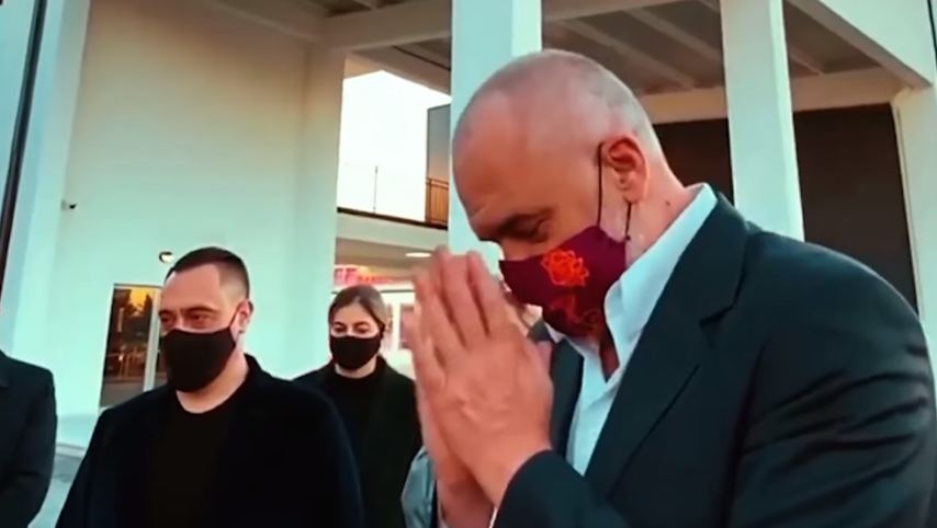 Rama falenderon patronazhistët: Forca, derë më derë!  Asnjë frikë, prej atyre që kanë kapur alltiet e marrëzisë!