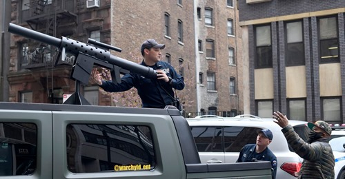 Reperi rrethohet nga policia teksa drejtonte “Hummer” me “mitroloz” sipër makinës (FOTO)