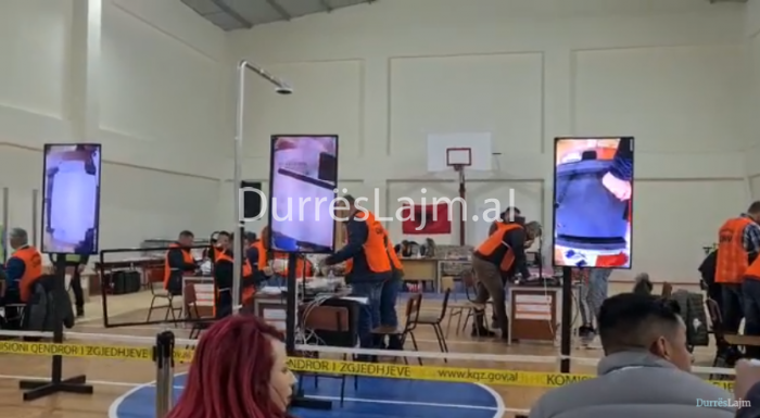 VIDEOLAJM/ Momente nga numërimi i votave në KZAZ nr.25, në Shijak