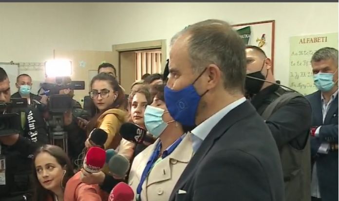 Soreca viziton qendrën ku votohet dhe numërohet elektronikisht: Shumë njerëz po ndjekin zhvillimet nga jashtë Shqipërisë