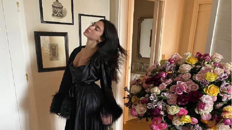 Dua Lipa tregon se si duket e sapo zgjuar nga gjumi (FOTO)