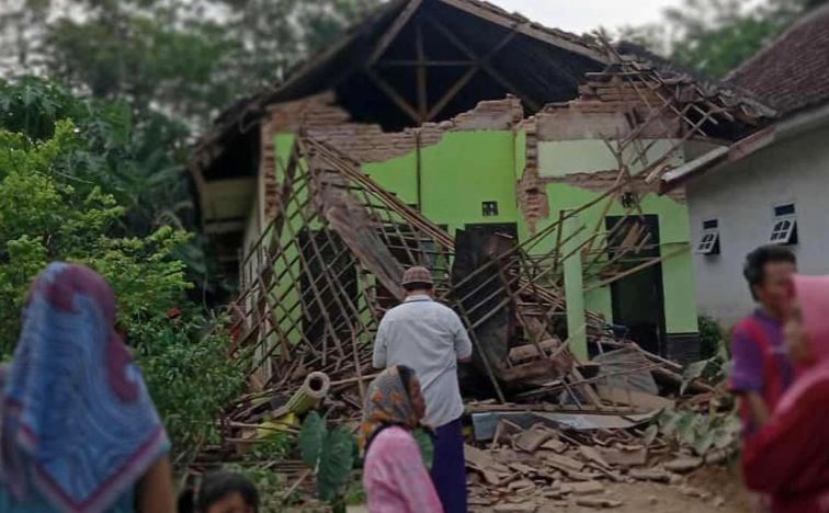 Toka lëkundet nga tërmeti me magnitudë 6 Rihter në Indonezi, shtatë viktima