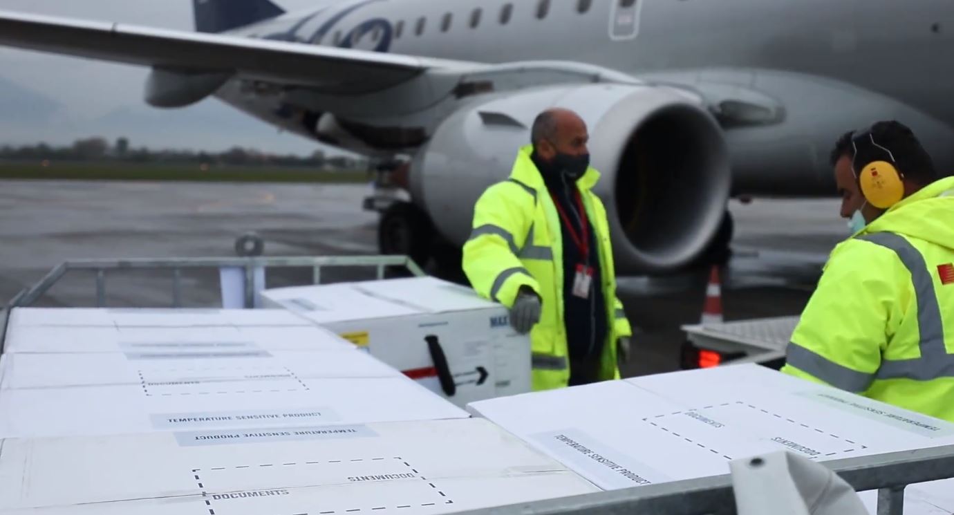 Mbërrijnë në Rinas 40,800 doza vaksinash AstraZeneca