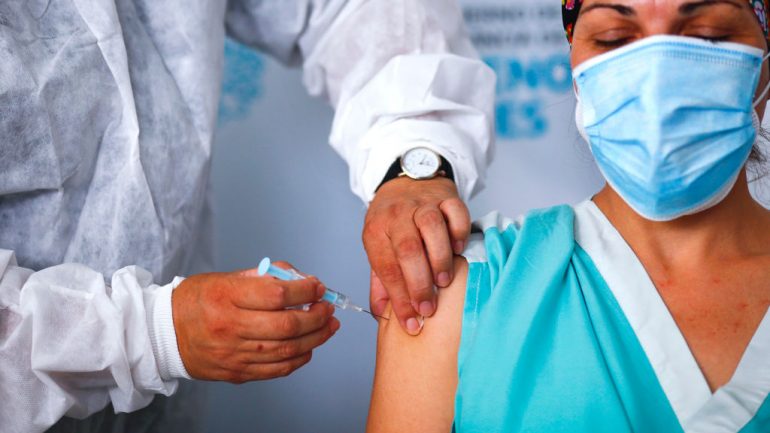 A mund të injektohen dy vaksina të ndryshme kundër COVID? Përgjigjet OBSH