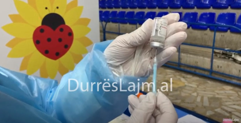 “Merrni vaksinën të shpëtojmë nga kjo sëmundje”, vaksinohen gazetarët në Durrës (VIDEO)