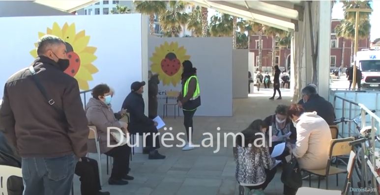 Nis vaksinimi masiv në Durrës, qytetarët: Të kënaqur që po vaksinohemi (VIDEO)