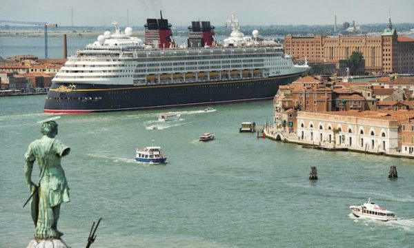 Venecia ndalon lundrimin e anijeve të mëdha në qendrën historike