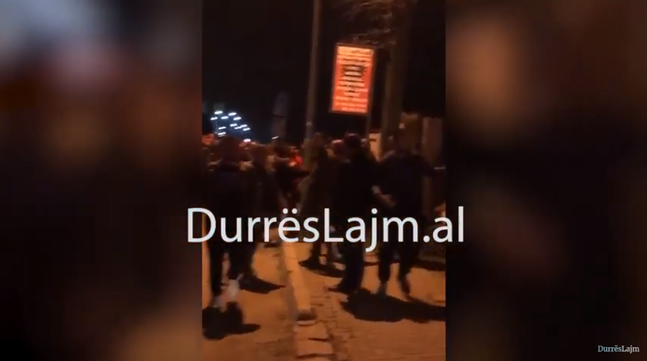 20 simpatizantë të PS konfrontohen me kreun e PD në Manëz, disa të shoqëruar (VIDEO)