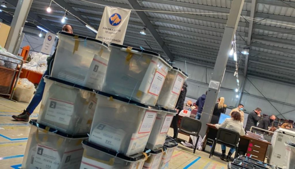 Hapen kutitë e para, nis numërimi i votave