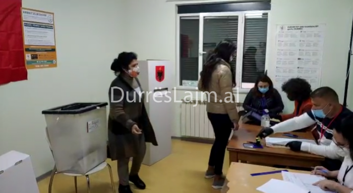 VIDEOLAJM/ Si po ecën procesi i votimit në Durrës
