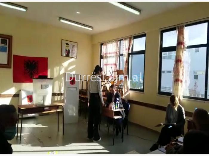 Votuese për herë të parë, e reja në Durrës: Fleta e votimit ngjante me atë të bingos (VIDEO)