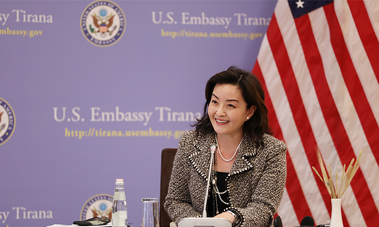 Ambasadorja Kim: SHBA mbështet fort thirrjen e kryeprokurorit, askush nuk është mbi ligjin
