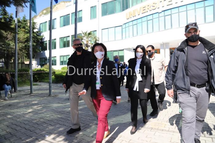 VIDEO/ Ambasadorja Kim mesazh politikanëve nga Durrësi: Pranoni rezultatin e zgjedhjeve