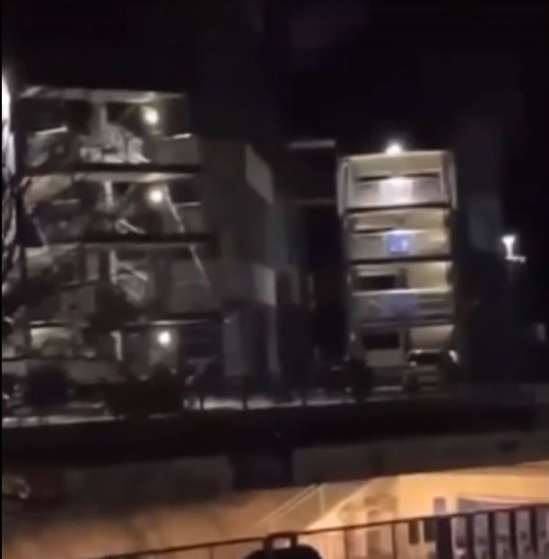 Zbritën nga kategoria pas 30 vitesh, ultrasit e klubit të njohur sulmojnë lojtarët gjatë natës