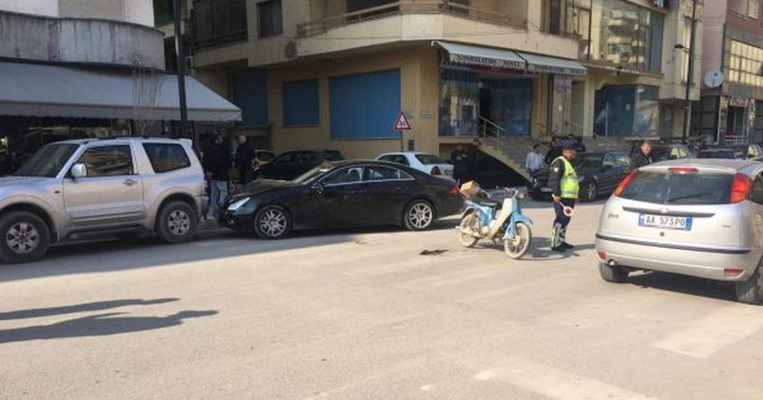 Një “Benz” përplaset me “Golf”-in, mbetet e plagosur shoferja e njërit prej mjeteve