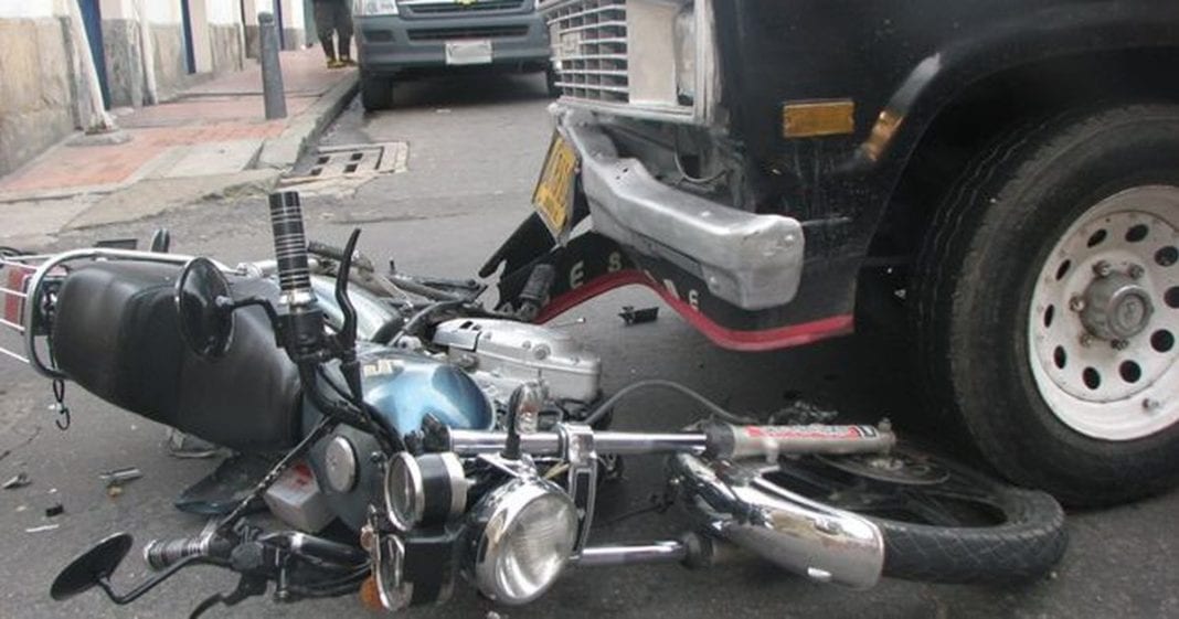 Motori përplaset me kamionin, 23-vjeçari niset me urgjencë për në spital