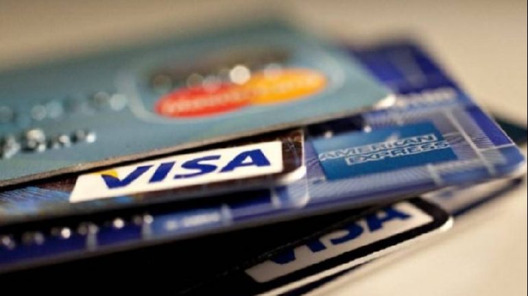 Vidhnin miliona lekë përmes kartave bankare, arrestohen 2 persona, procedohen 5 të tjerë