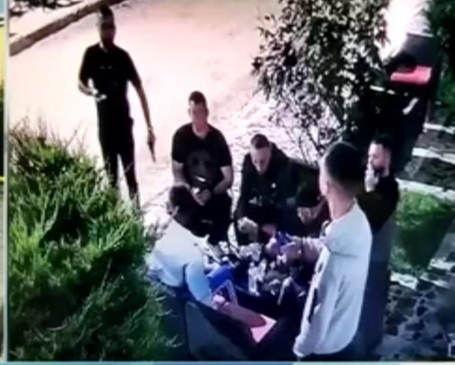 Publikohet fotoja pak çaste para vrasjes së 27-vjeçarit, autori me armë në dorë, viktima në tavolinë