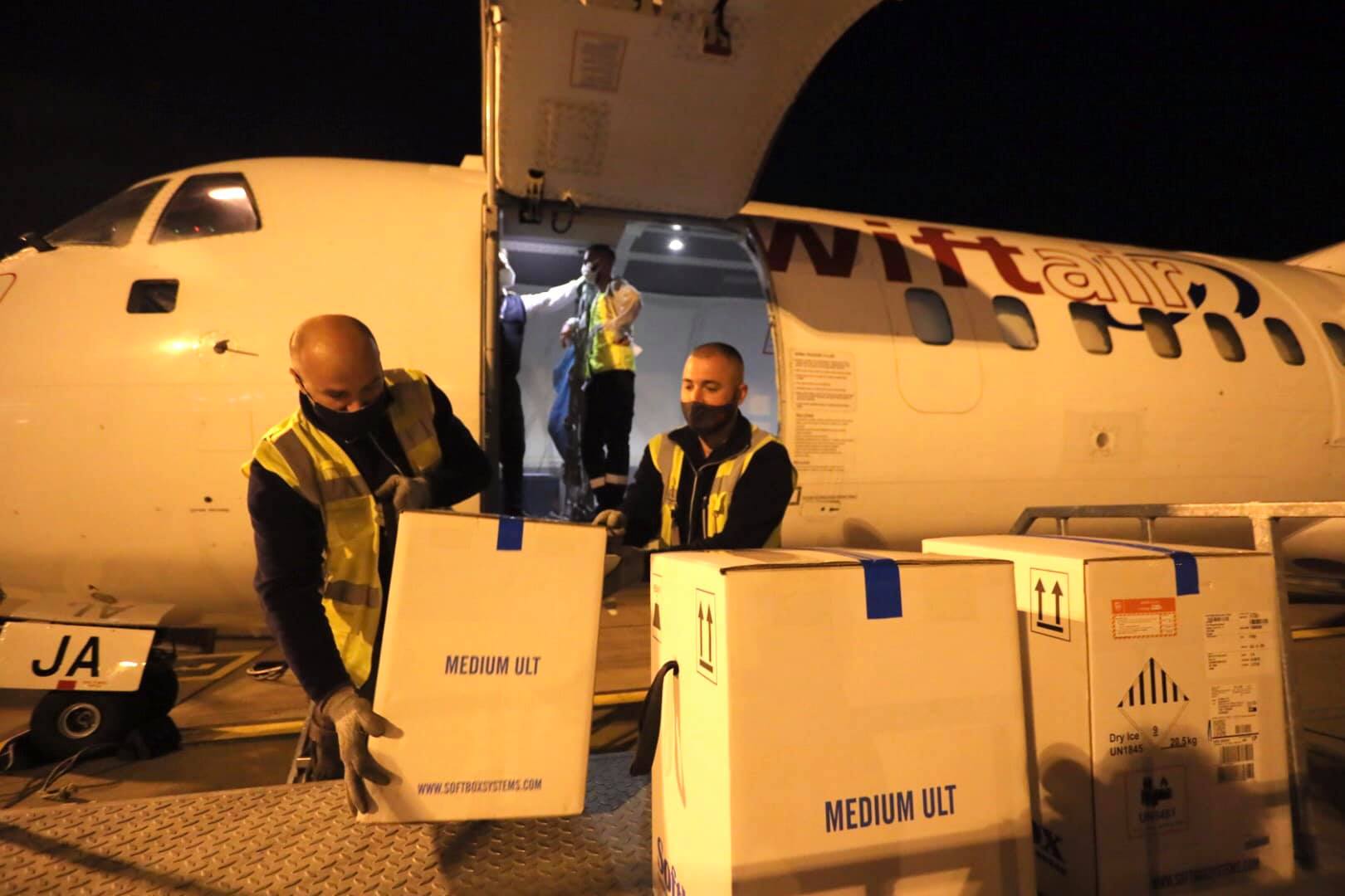 11,700 doza të vaksinës Pfizer mbërrijnë në Shqipëri