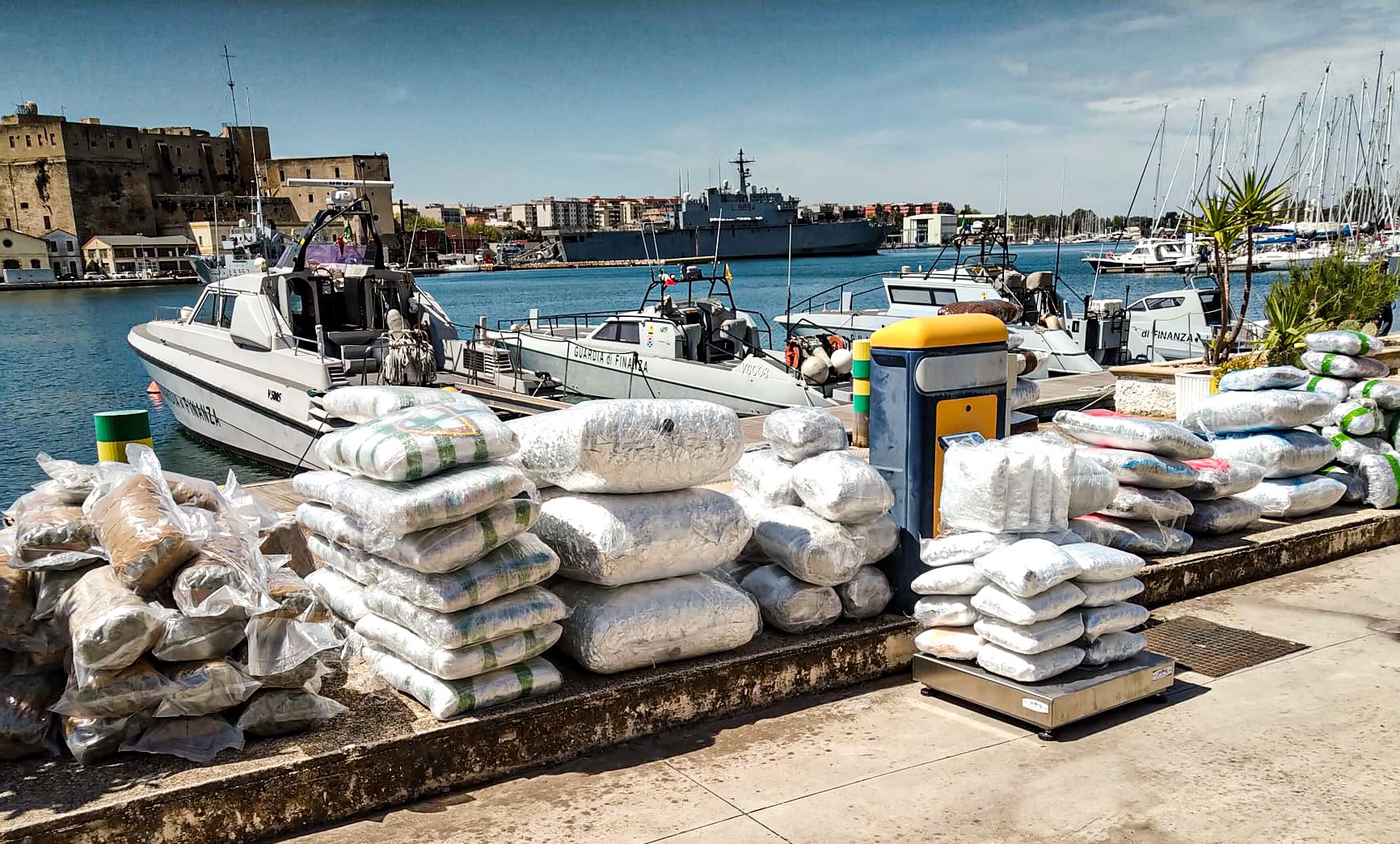 Bllokohet gomonia me 400 kg drogë pa mbërritur në brigjet italiane, arrestohet vlonjati (FOTO)