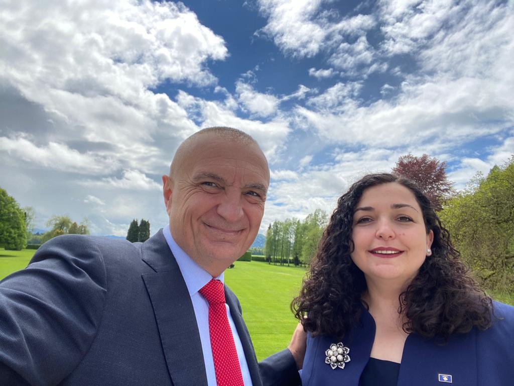 Presidenti Meta uron homologen Vjosa Osmani për 39-vjetorin e lindjes