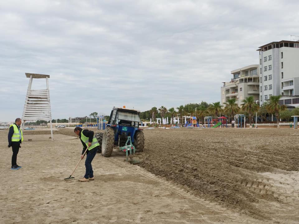 Prag sezoni turistik/ Bashkia Durrës nis javën e pastrimit të bregdetit