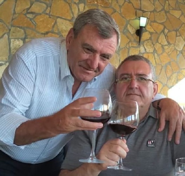 Dy vëllezërit Duka pozojnë me një gotë verë: Në çdo moment shokë të mirë