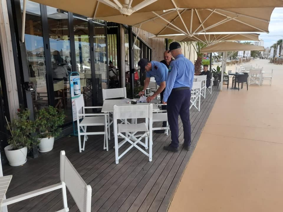Policia Bashkiake e Durrësit njofton subjektet që të lirojnë hapësirat publike në vijën bregdetare