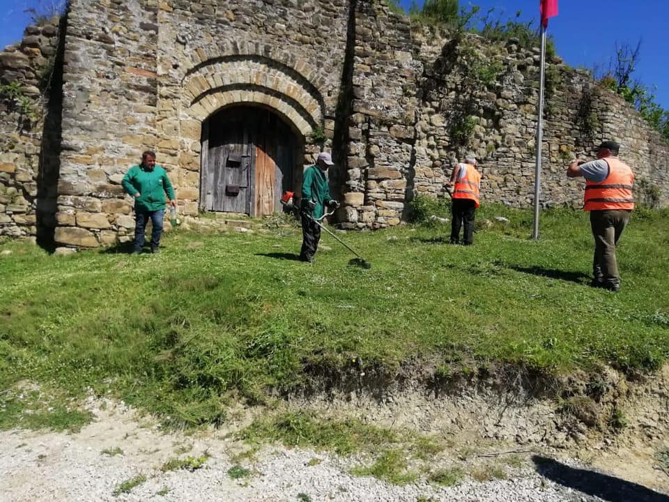 Durrës, vijon aksioni i pastrimit edhe në monumentet e trashëgimisë kulturore (FOTO)