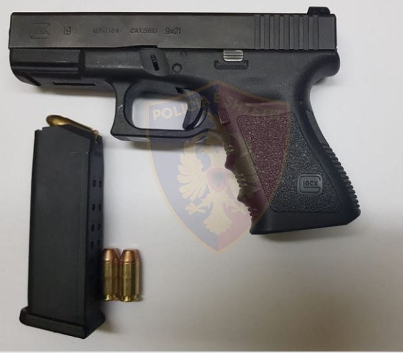 Kapet me armë zjarri me vete, arrestohet 25-vjeçari, e pëson edhe një tjetër