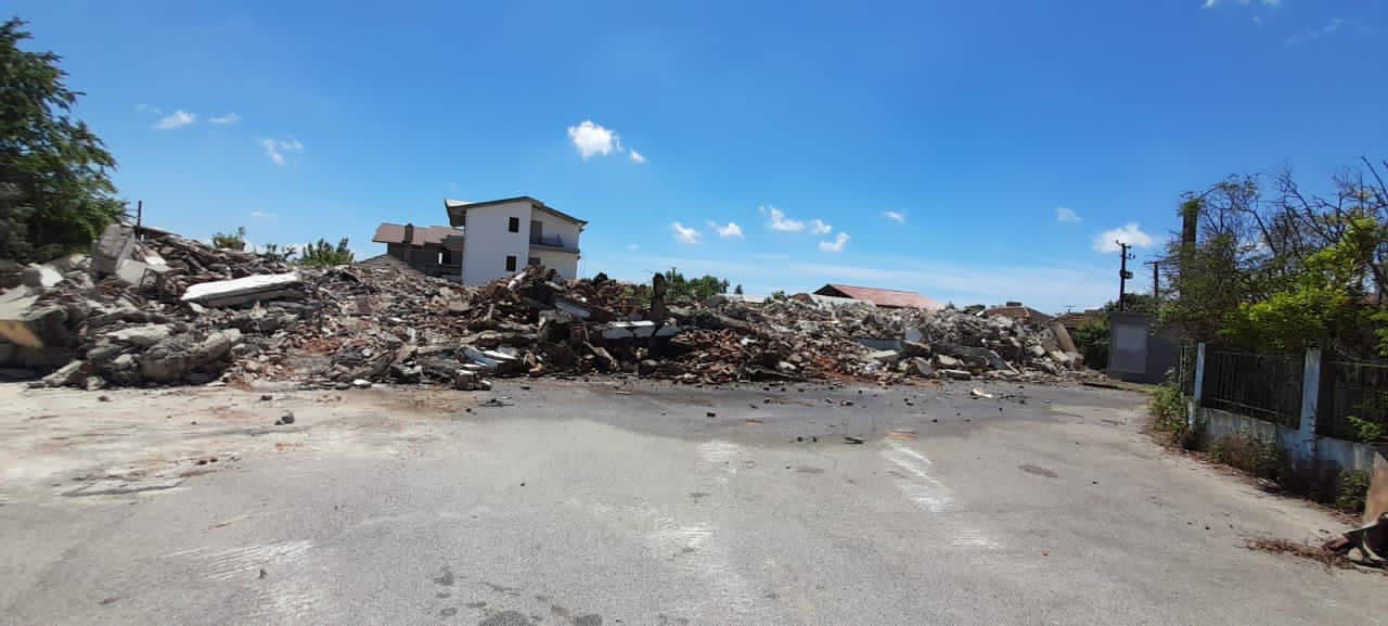 IMTV Durrës shemb godinën e Njësisë Administrative Katund i Ri (FOTO)