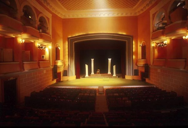 Bie suvaja gjatë shfaqjes në teatër, plagoset aktori