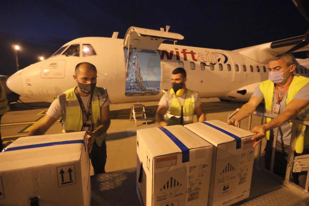 Mbërrijnë në Rinas 14,040 doza të vaksinës Pfizer