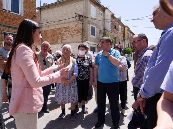Kryebashkiakja e Durrësit inspekton riparimet e pallateve të dëmtuara nga tërmeti në Shkozet