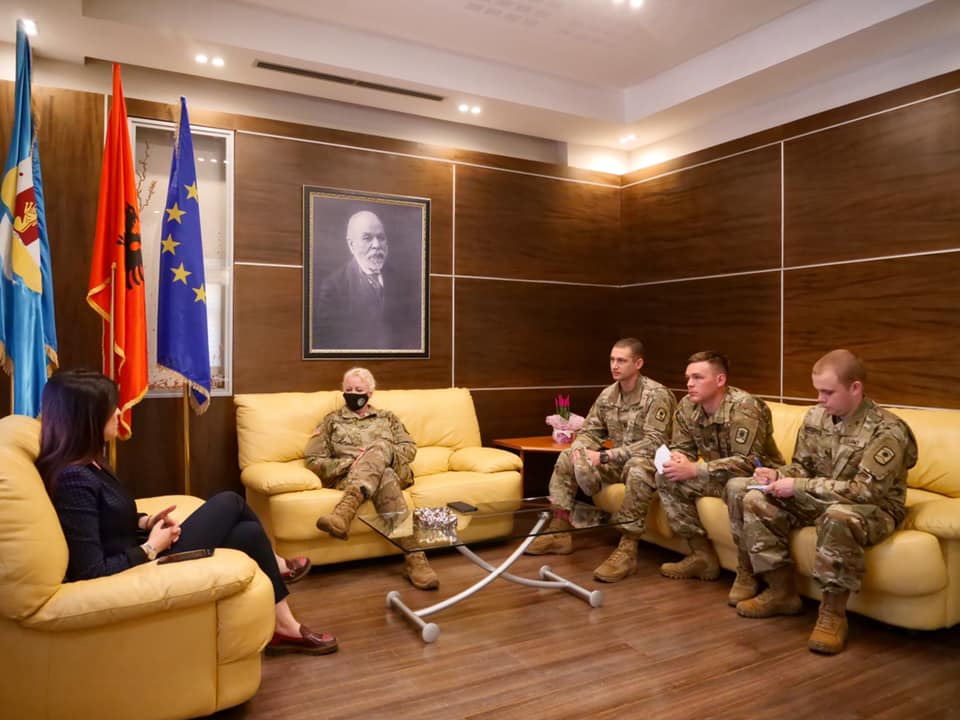 Kryebashkiakja e Durrësit takohet me përfaqësues të ushtrisë së SHBA-së