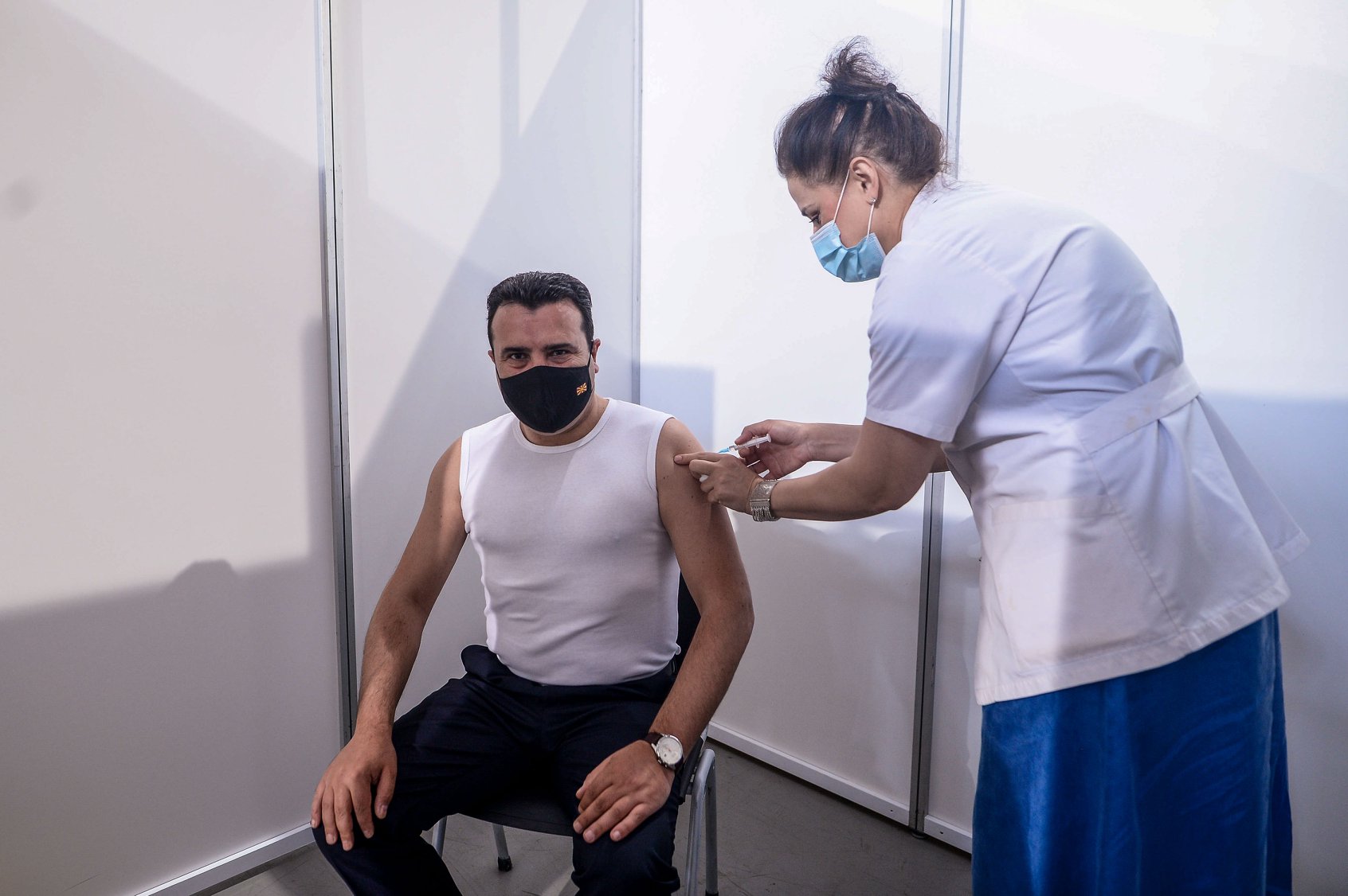 Kryeministri i Maqedonisë së Veriut merr dozën e dytë të vaksinës “Sinopharm”