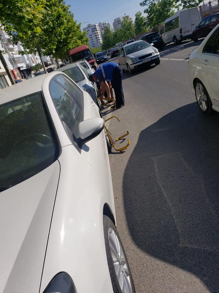 Policia Bashkiake e Durrësit aksion për lirimin e hapësirave publike nga ekspozimi i automjeteve në shitje