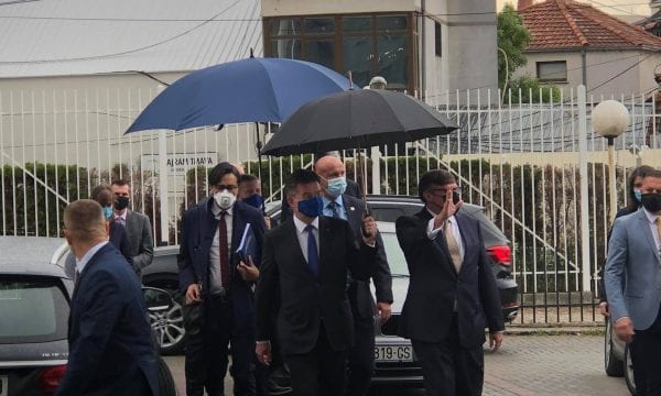 Palmer dhe Lajçak në zyrën e Vjosa Osmanit, diskutojnë për takimin Kurti-Vuçiç