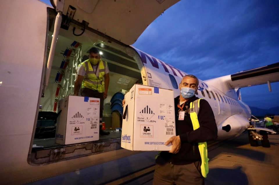 Mbërrijnë në Rinas 11,700 doza të vaksinës Pfizer