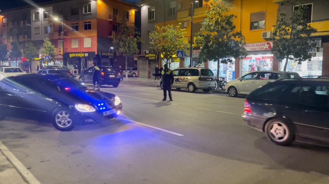 Aksident i rëndë, automjeti përplas nënën dhe dy fëmijët