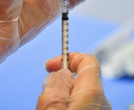 Studentes i injektohen gabimisht 6 doza të vaksinës Pfizer!